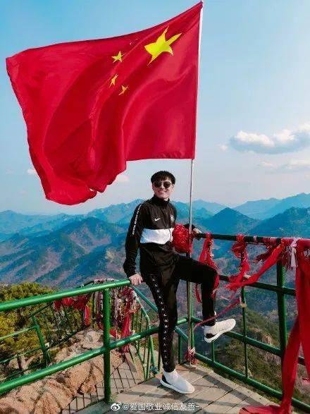 被陈都灵的上班图惊艳到！只穿吊带裙酥胸半露，让人直呼受不了