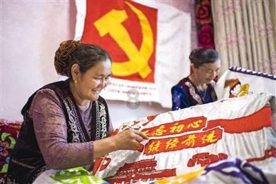他创建了八一电影制片厂，1958年被免职，复出后任上海市委副书记
